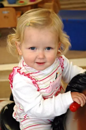 Hard of hearing little girl - Decibels Foundation